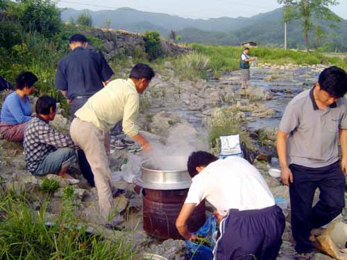 끓고 있는 동안 사람들은 물잠자리도 잡고 물놀이도 하며 즐기면 됩니다. 이 때 같이 배가 고플 때는 없지만요. 